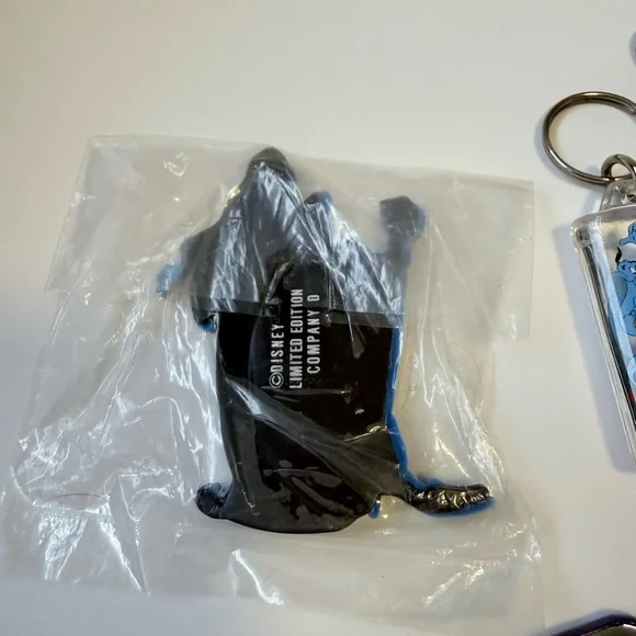 Vintage Disney Aladdin Cast Member Movie Release Bundle- Pins Keychains Magnets - Picture 3 of 12